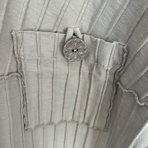 FOCUS size S brown v line top - Picture 3 of 8